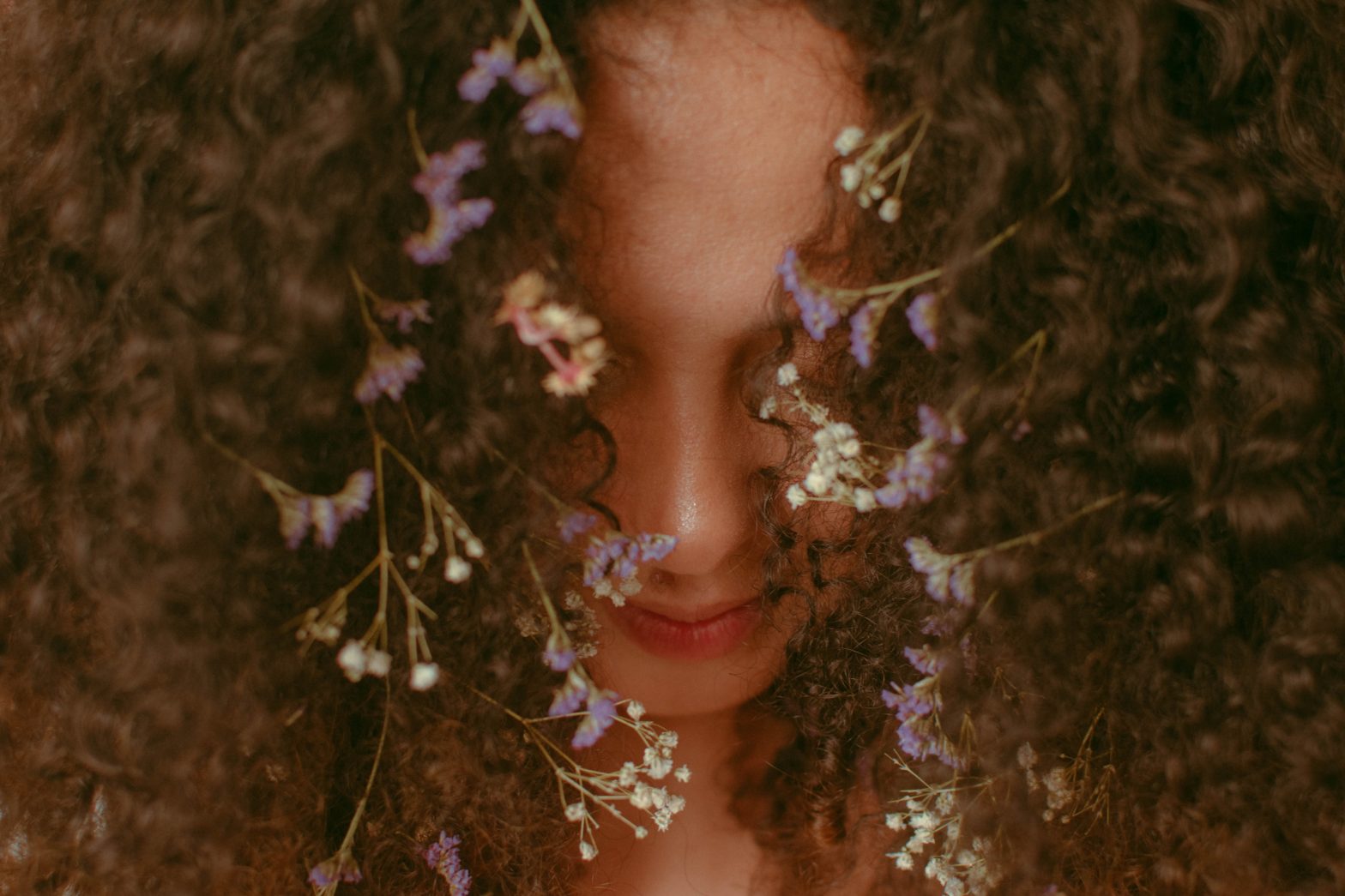 Surgeon preparing for curly hair transplants in London clinic